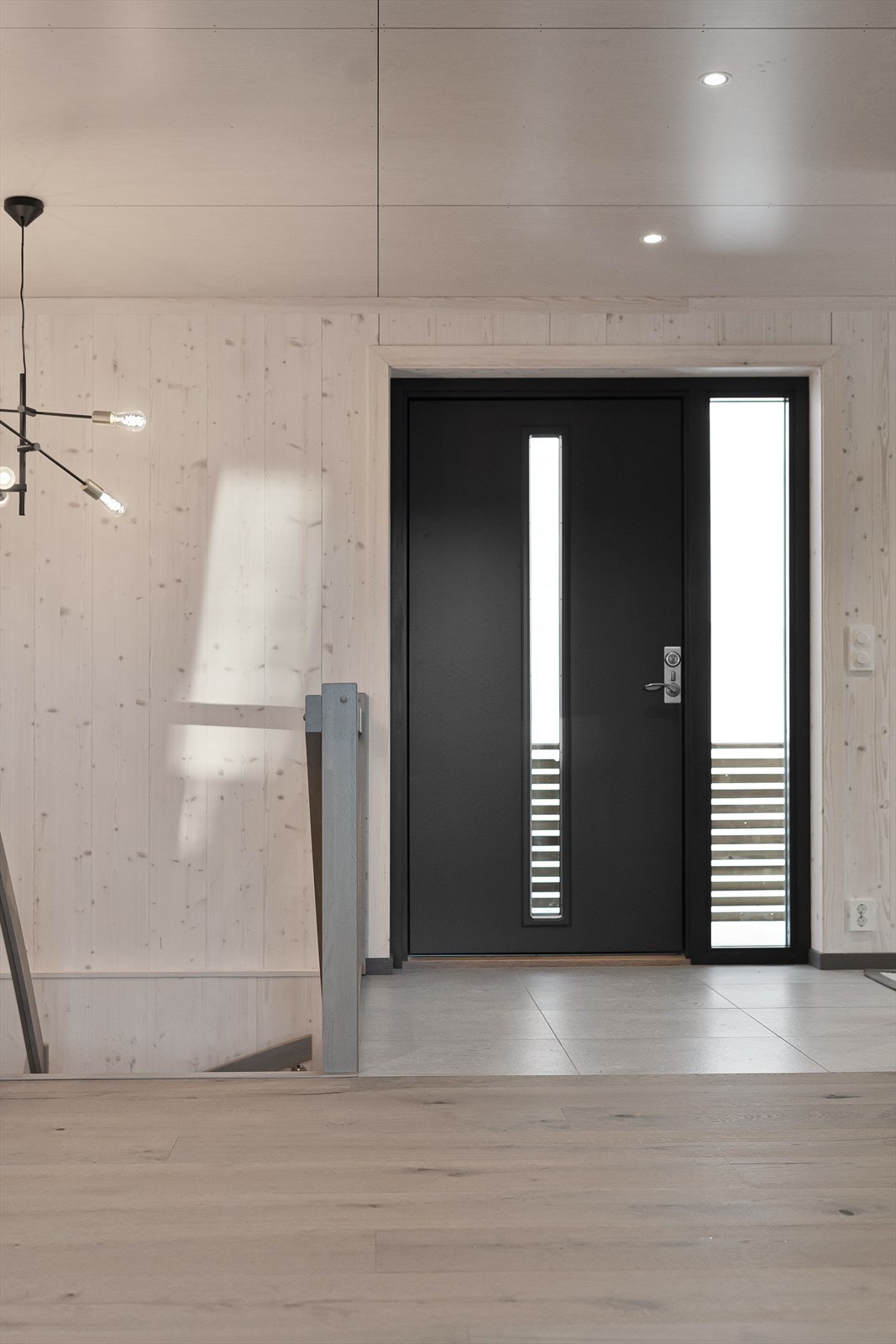 Boligens vindfang gir et godt førsteinntrykk fra start. Praktisk flislagt gulv og plass til å henge fra seg ytterklær. Galleribilde