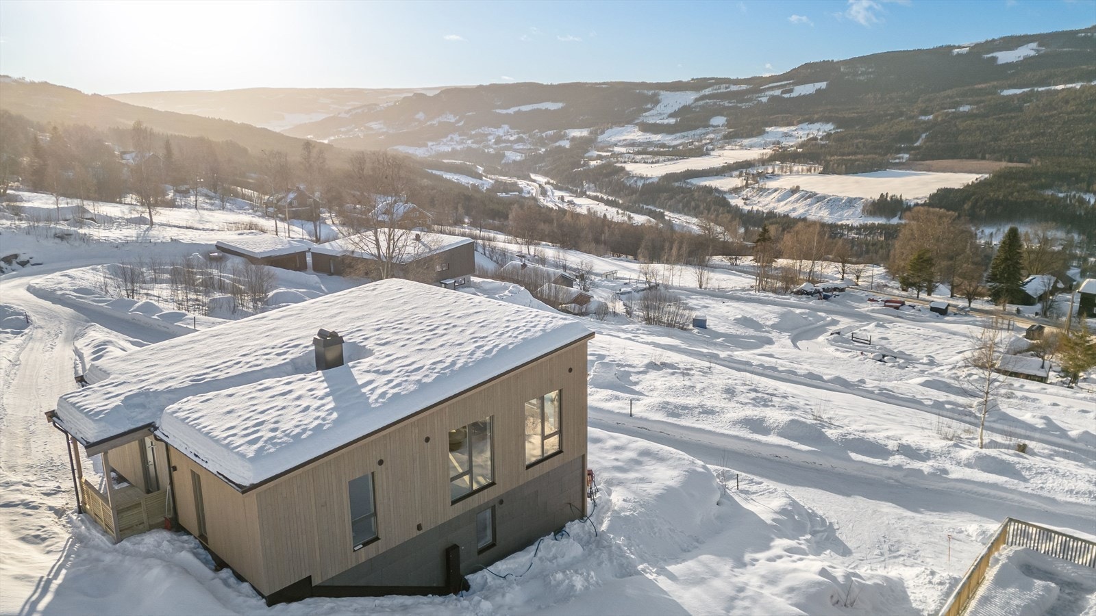 Velkommen til Smørlykkja 24! Eiendommen har en fantastisk utsikt og svært gode solforhold med sol fra ca. kl. 9 til 22:30 på sommeren. Galleribilde
