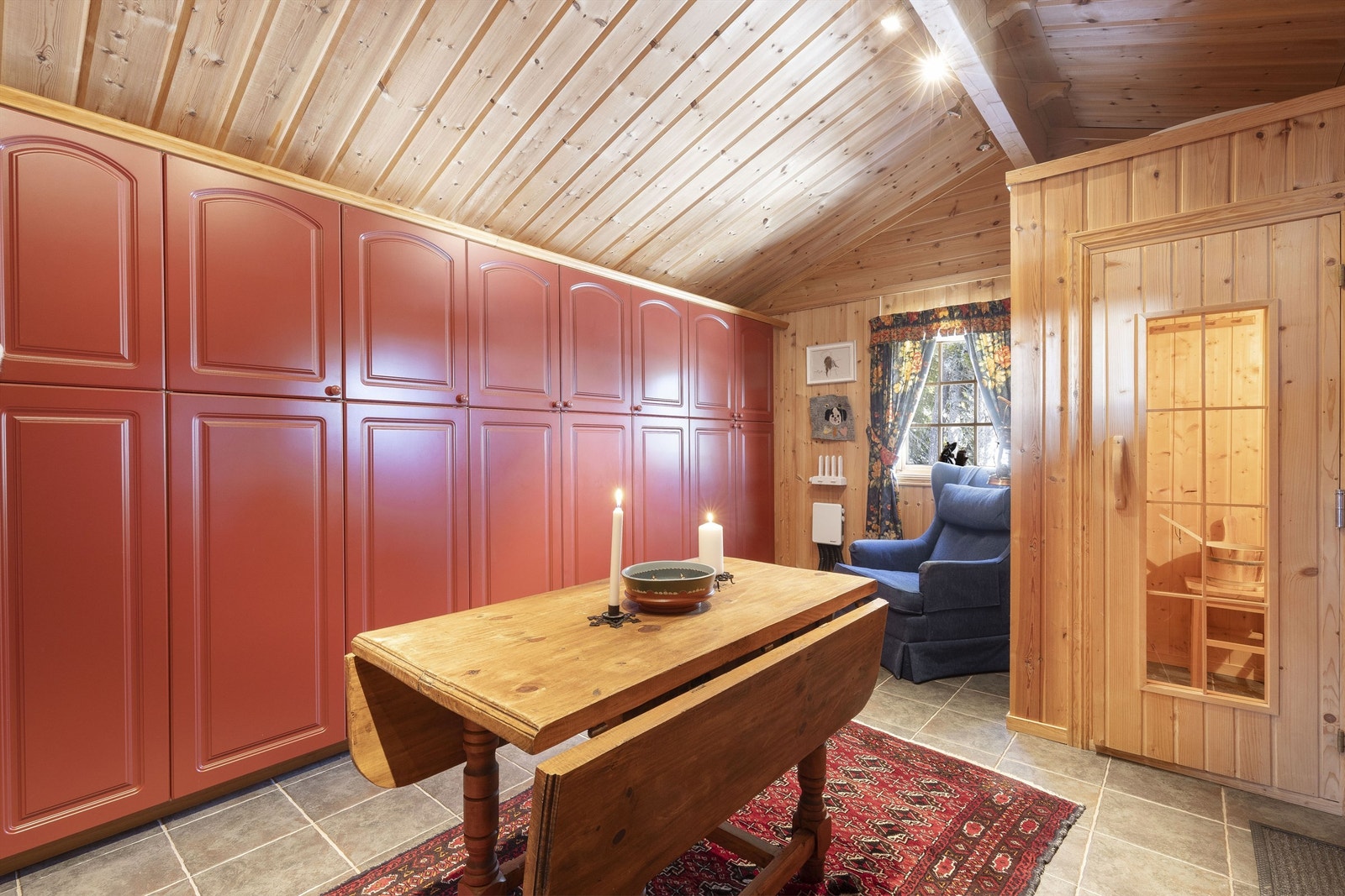 Romslig hall med badstue og masse garderobeplass Galleribilde