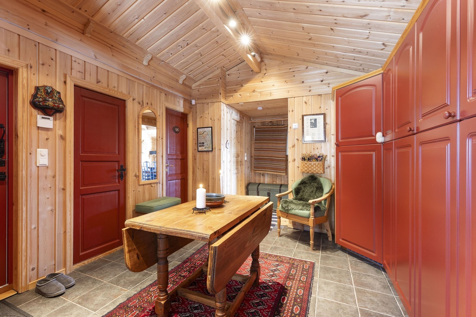 Romslig hall med badstue og masse garderobeplass Galleribilde