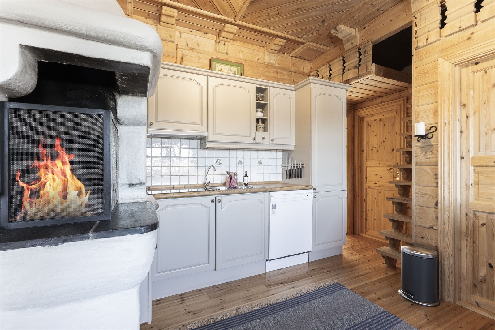 Grå profilerte fronter, induksjonstopp og oppvaskmaskin. Godt med skapplass. Galleribilde