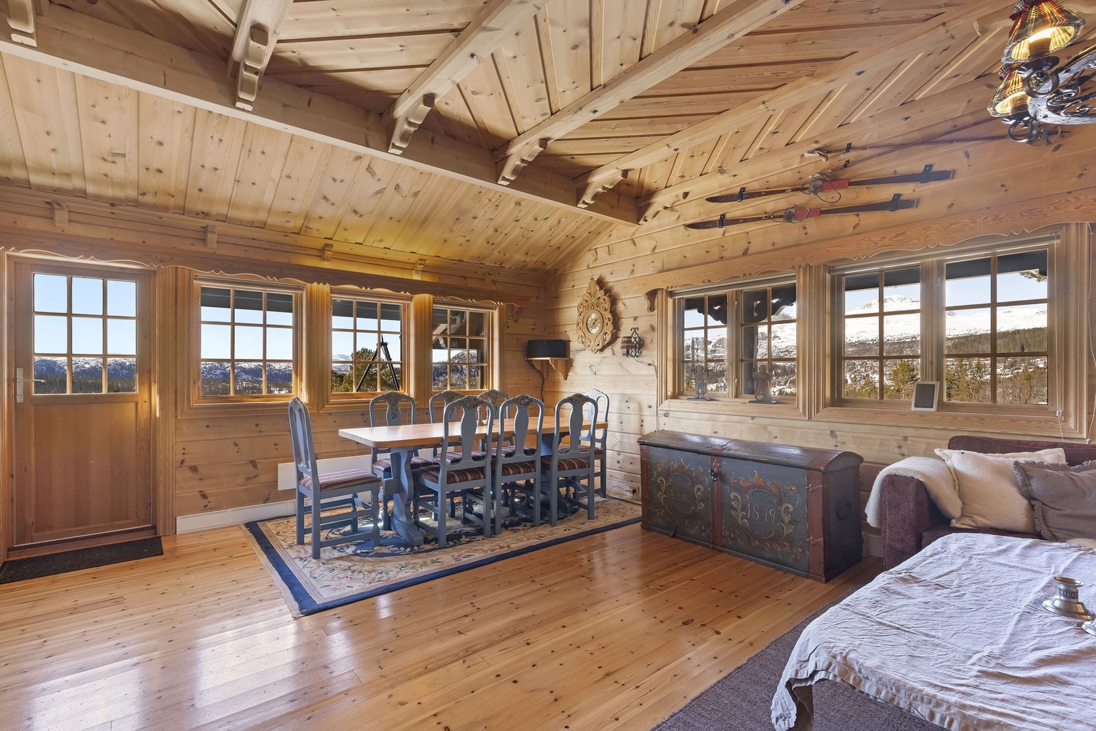 Det er rikelig med vindusflater for både utsikt og godt lysinnslipp Galleribilde