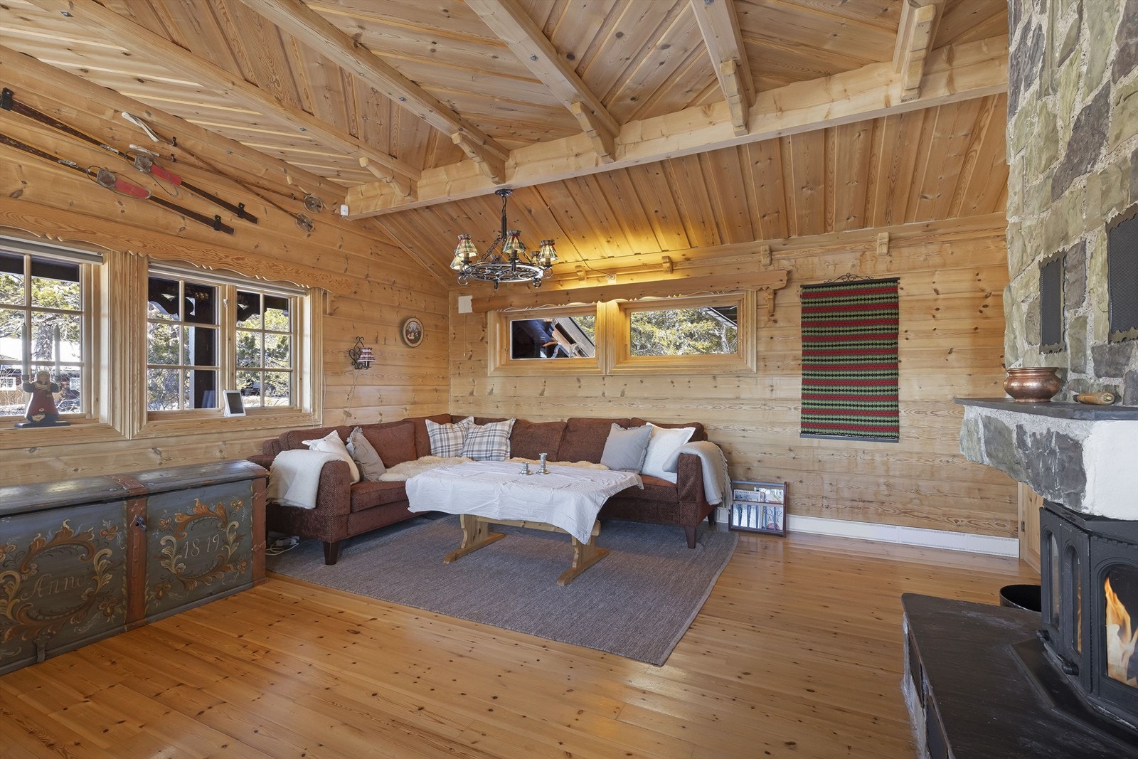 Stue med lekre detaljer i himlingen Galleribilde