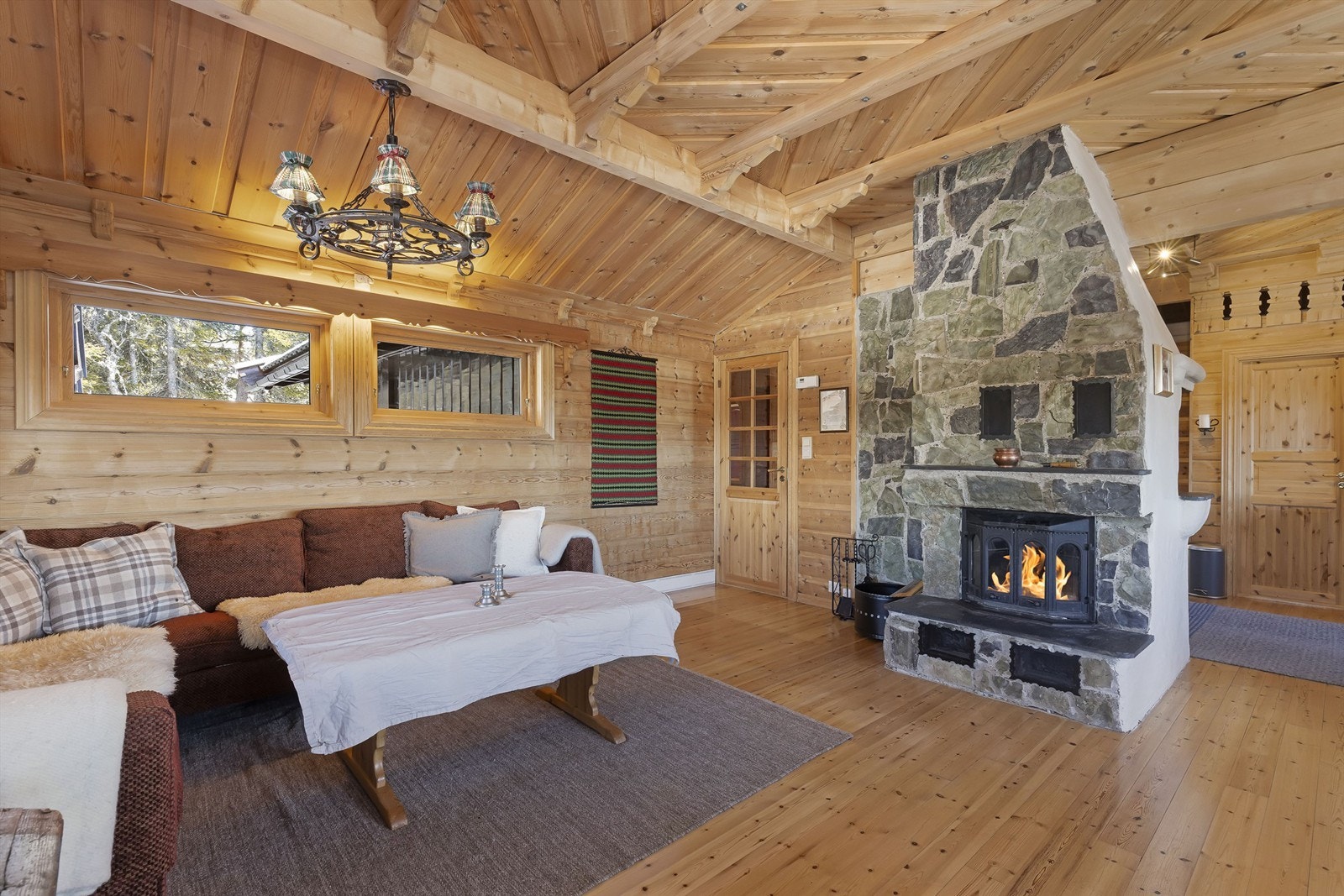 Stue med lekre detaljer i himlingen Galleribilde