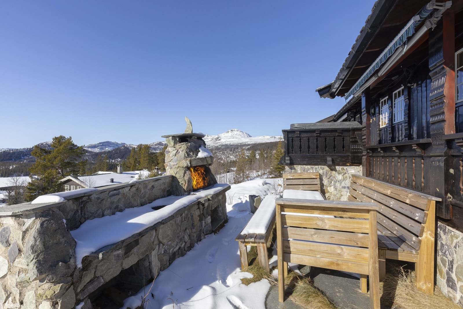 Hytta har gode uteområder med natursteinsbelagt utekjøkken. Sjekk utsikten! Galleribilde