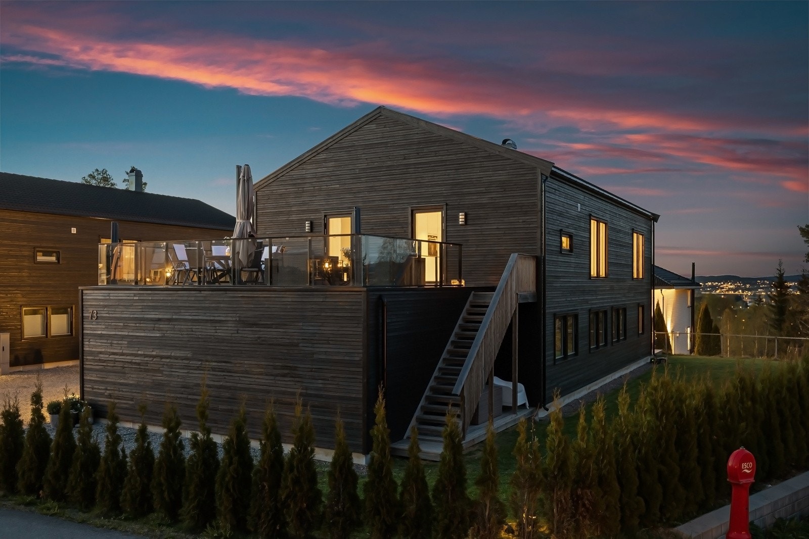 Dagens eier har etablert utvendig trapp fra hage til takterrassen. Galleribilde