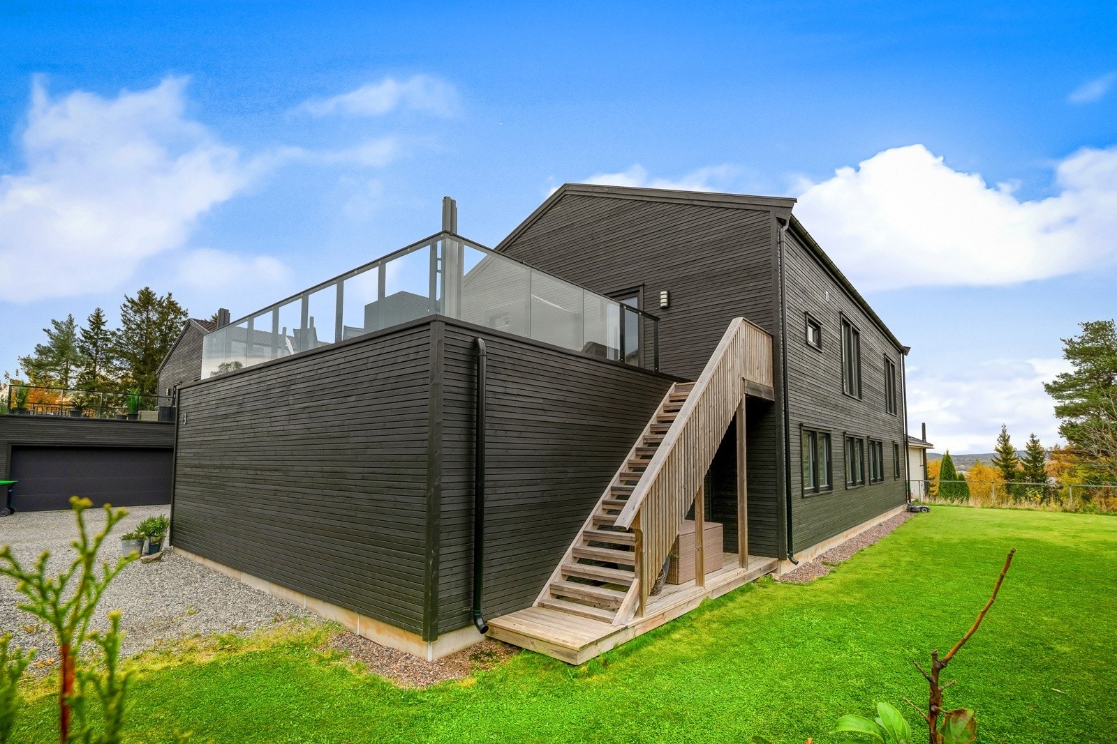 Eiendommen ligger fredelig til og sogner til populære Smestad skole. Galleribilde