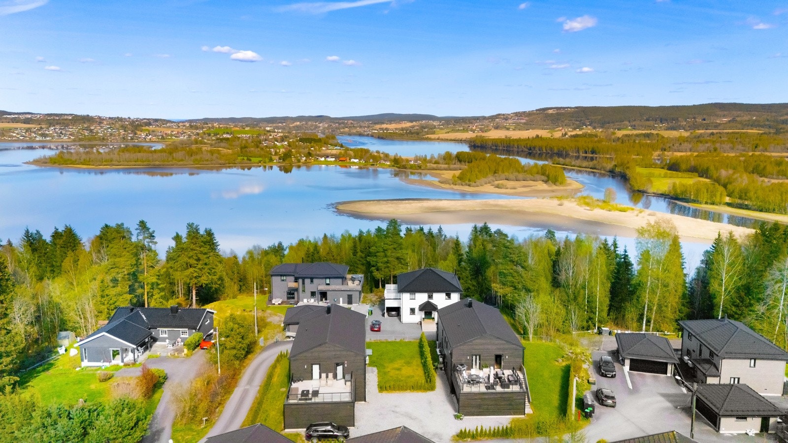 Eiendommen ligger på et høydedrag og har flott utsikt ut mot Fetsund og Øyern. Galleribilde