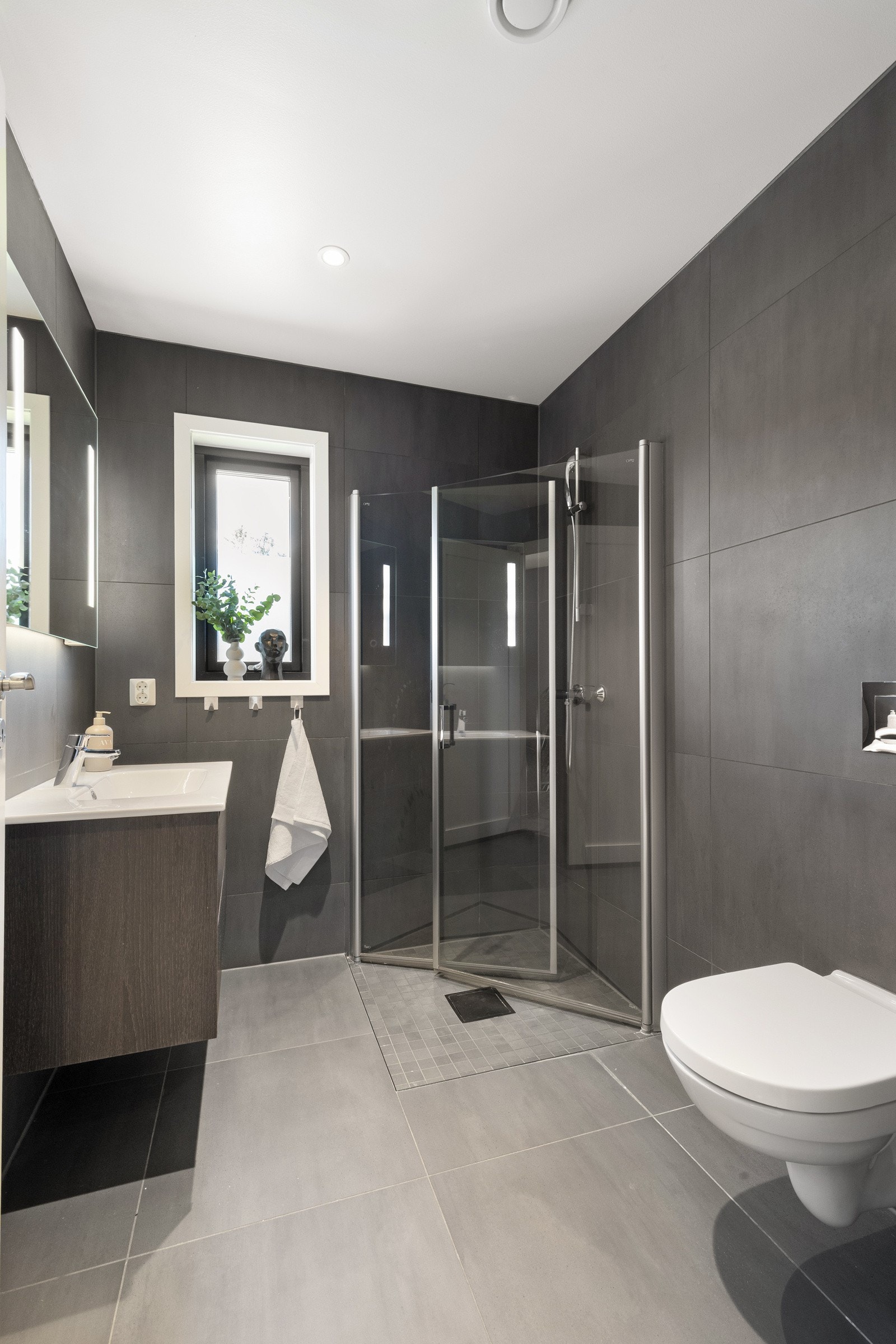 Delikat baderom i tilknytning til hovedsoverom. Galleribilde