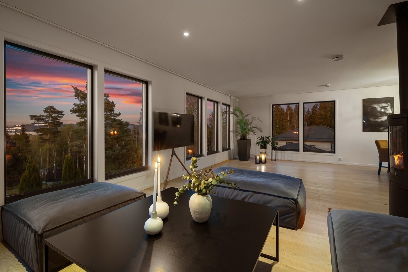 Boligen ligger på et høydedrag - og har flott utsikt og minimalt med innsyn. Galleribilde