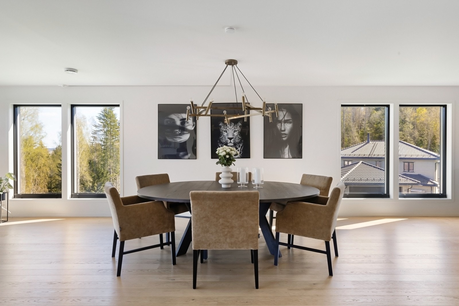 Spisestue med luftig utsikt. Galleribilde