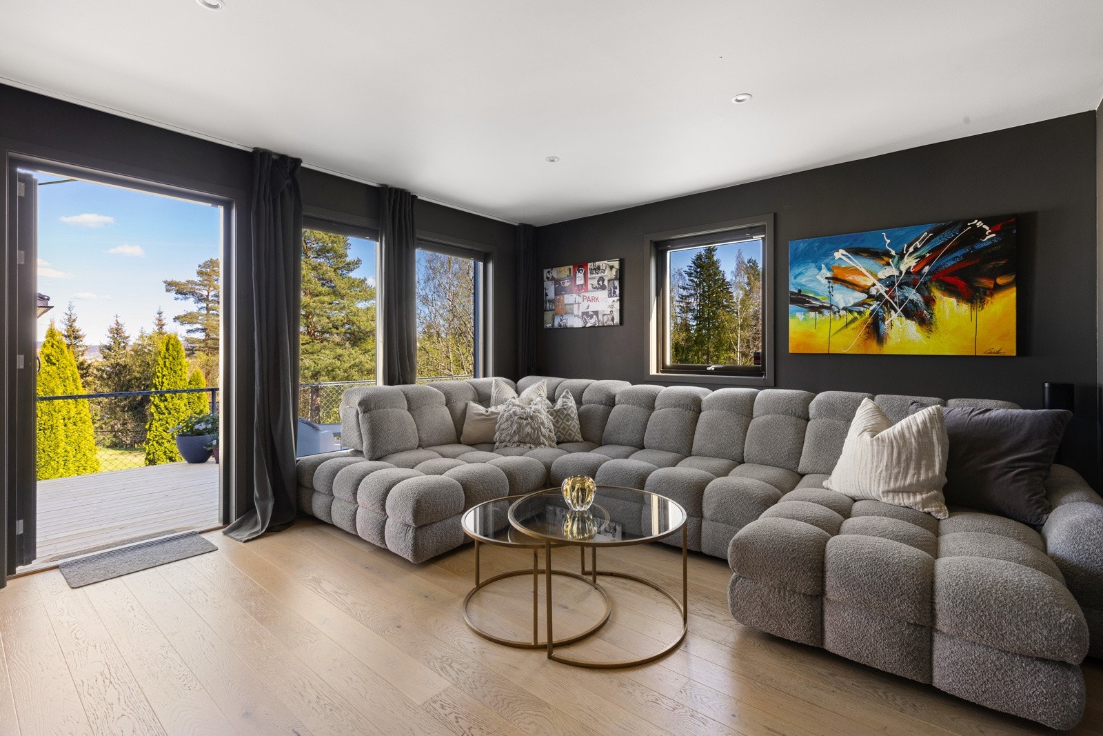 Stor TV-stue på over 22 m² med utgang til terrasse og hage. Galleribilde