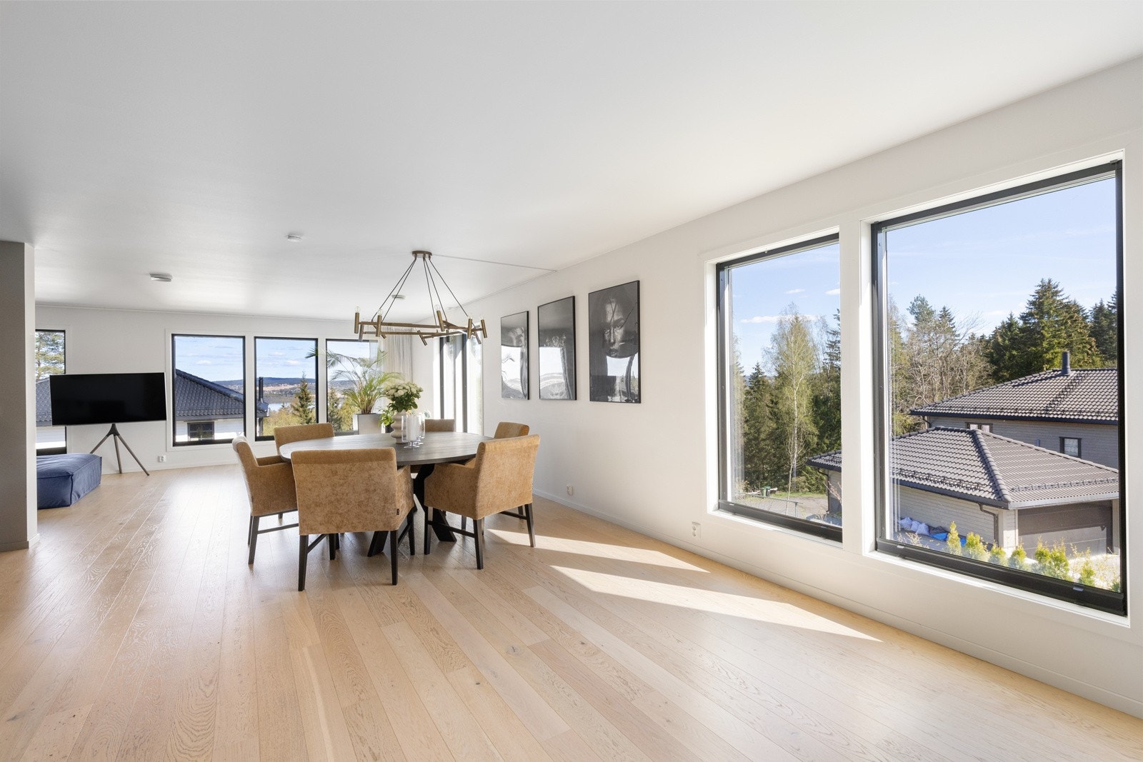 Eneboligen har en kombinert stue/kjøkken på over 74 kvm. Galleribilde