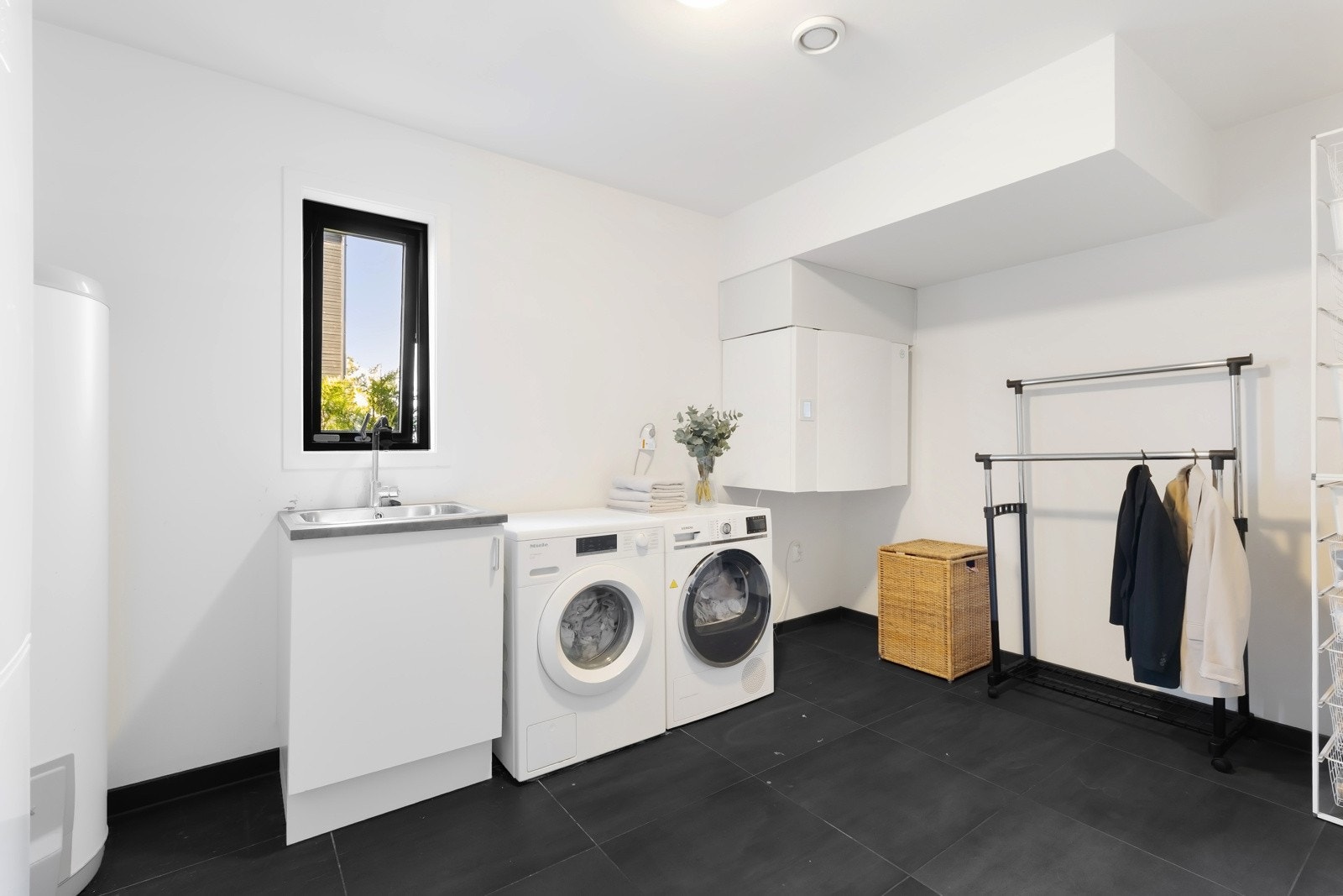 Stort vaskerom med praktisk tilknytning til hallen. Galleribilde