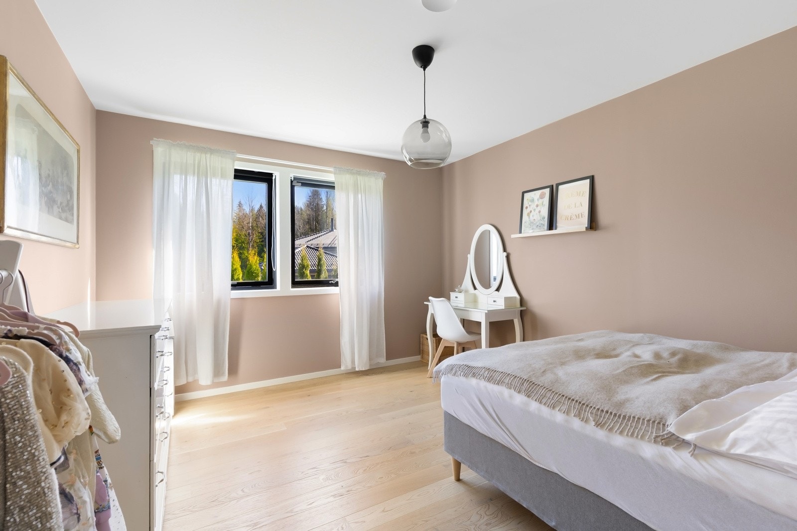 Tre av soverommene ligger i første etasje og har varme i gulvet. Galleribilde