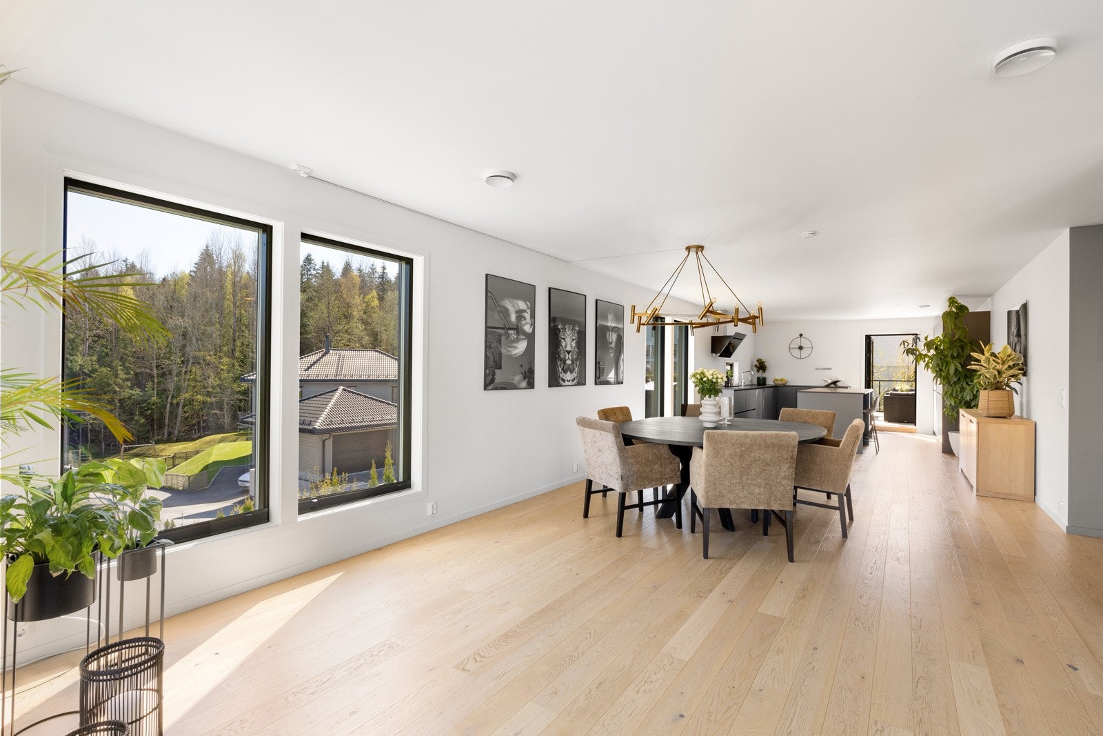 Åpen sone med kjøkkenet hvor det er god plass til langbord. Galleribilde