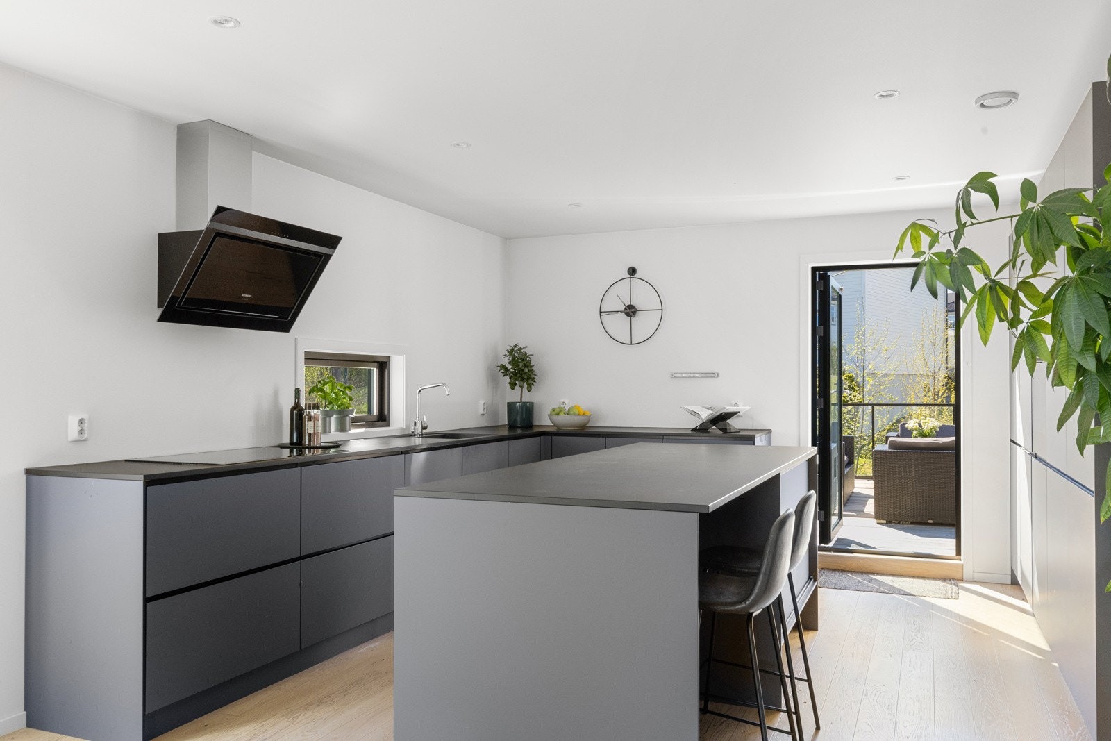 Kjøkkenet er innholdsrikt og velutstyrt med integrerte hvitevarer. Galleribilde