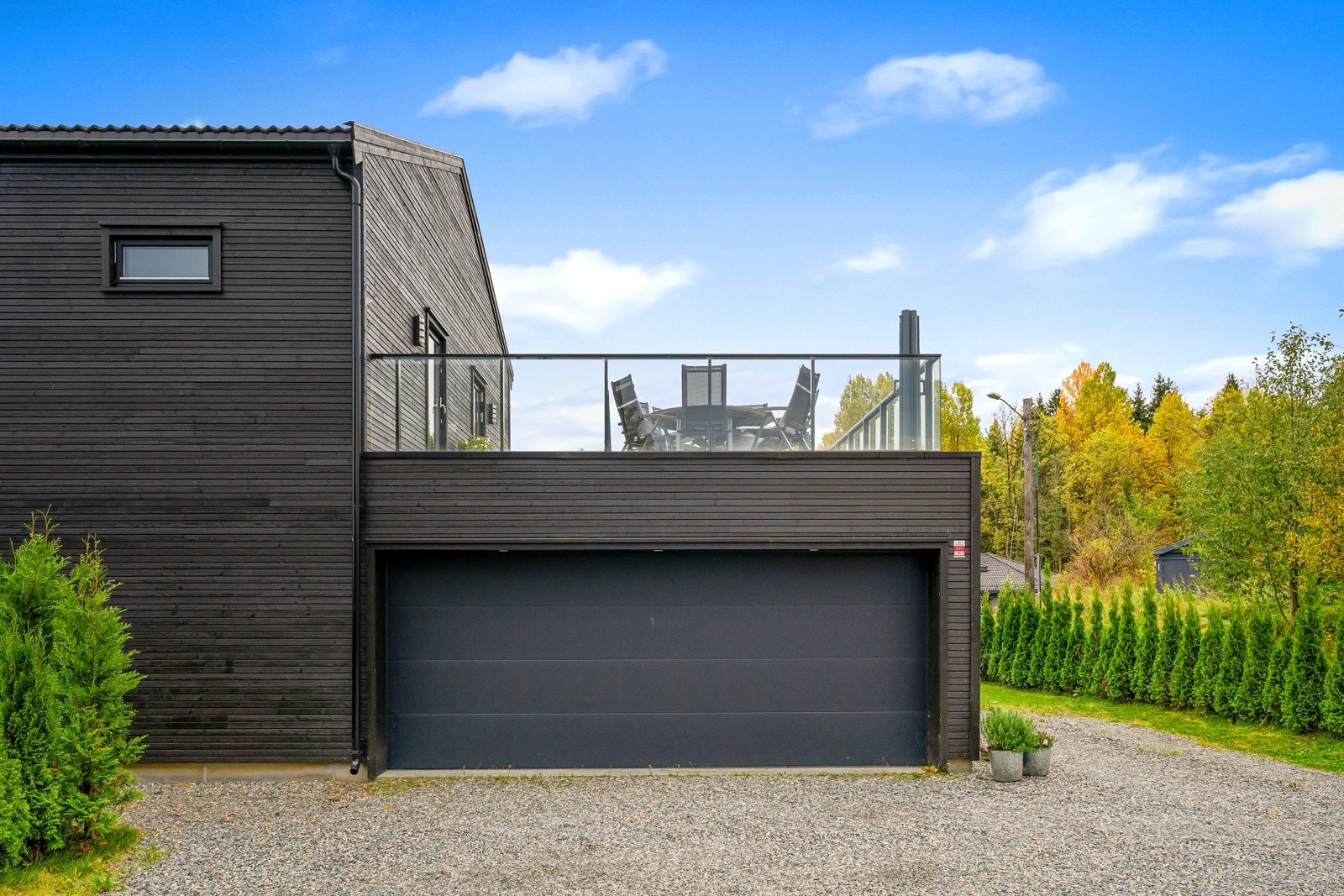 Stor dobbelgarasje med direkte adkomst til boligen. Galleribilde