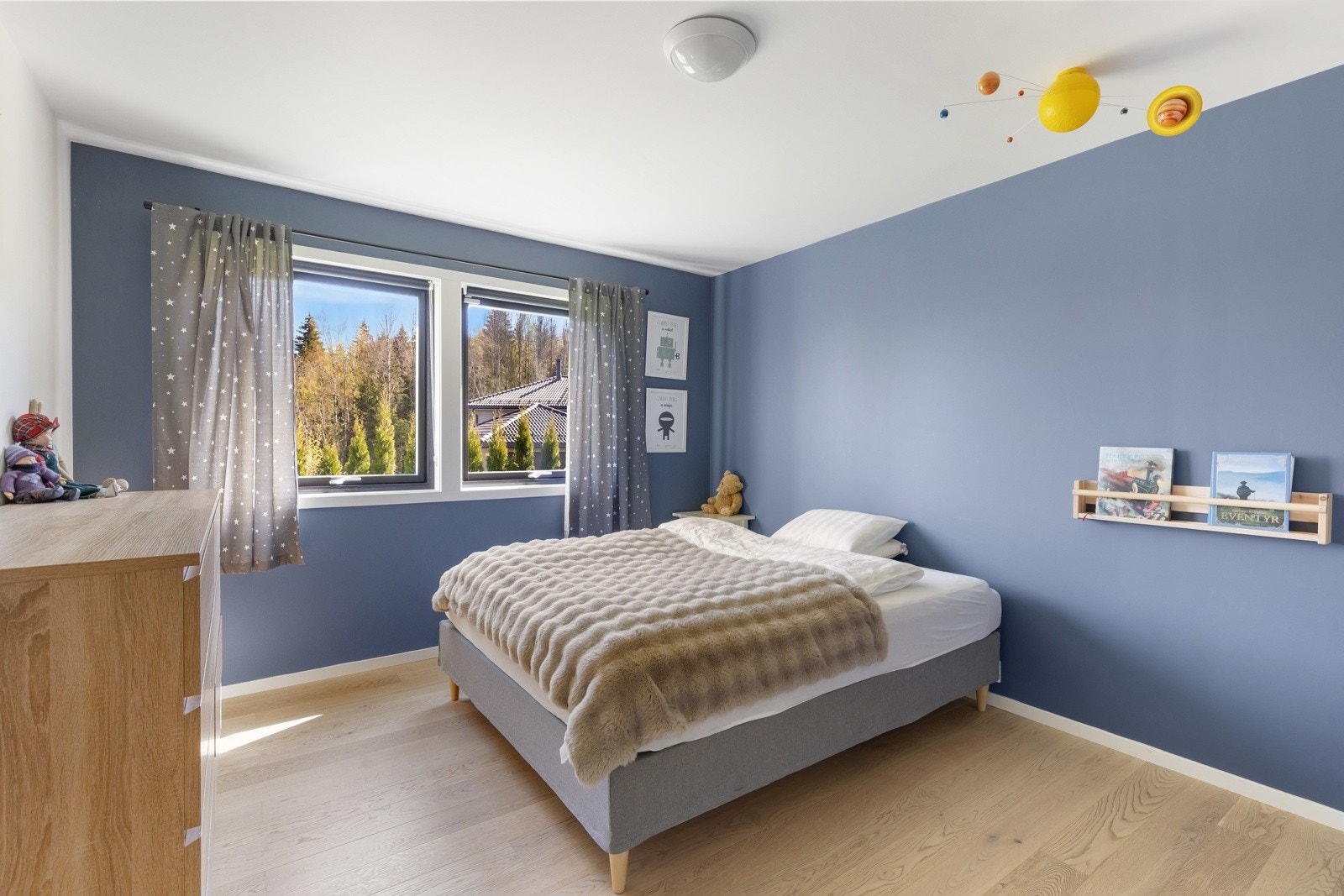 Eneboligen har fire romslige soverom som varierer fra 11 kvm til 13,7 kvm. Galleribilde