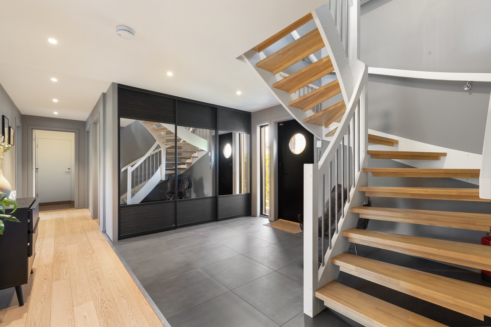 Hallen har gulvfliser, type Cæsar Built Block 60 x 60 fra Fagflis, og varmen i gulvet vil effektivt tørke opp etter våte klær og sko. Galleribilde