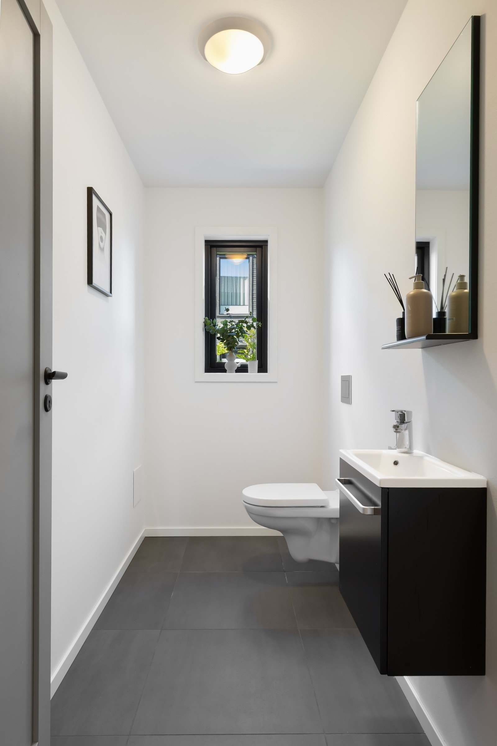 I første etasje er det også et separat wc-rom/gjestetoalett med servant og veggmontert toalett. Galleribilde