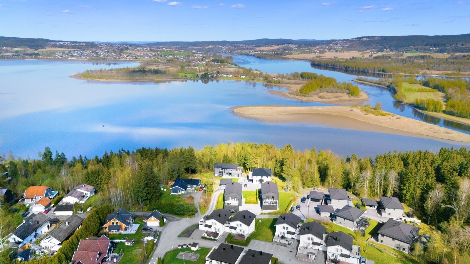 Veletablert nabolag som i hovedsak består av nyere familieboliger. Galleribilde