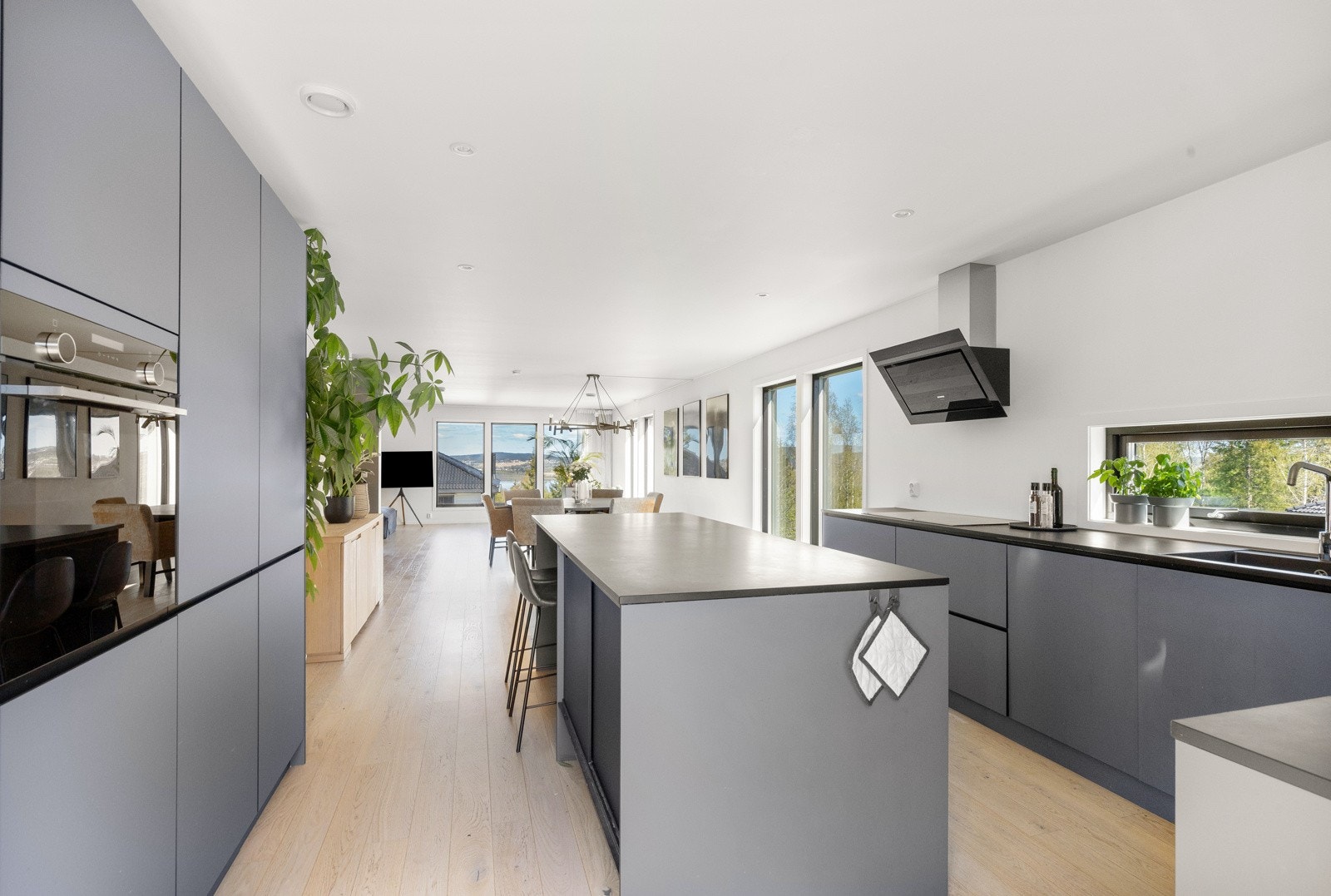 Praktisk kjøkkenøy med spiseplass. Galleribilde