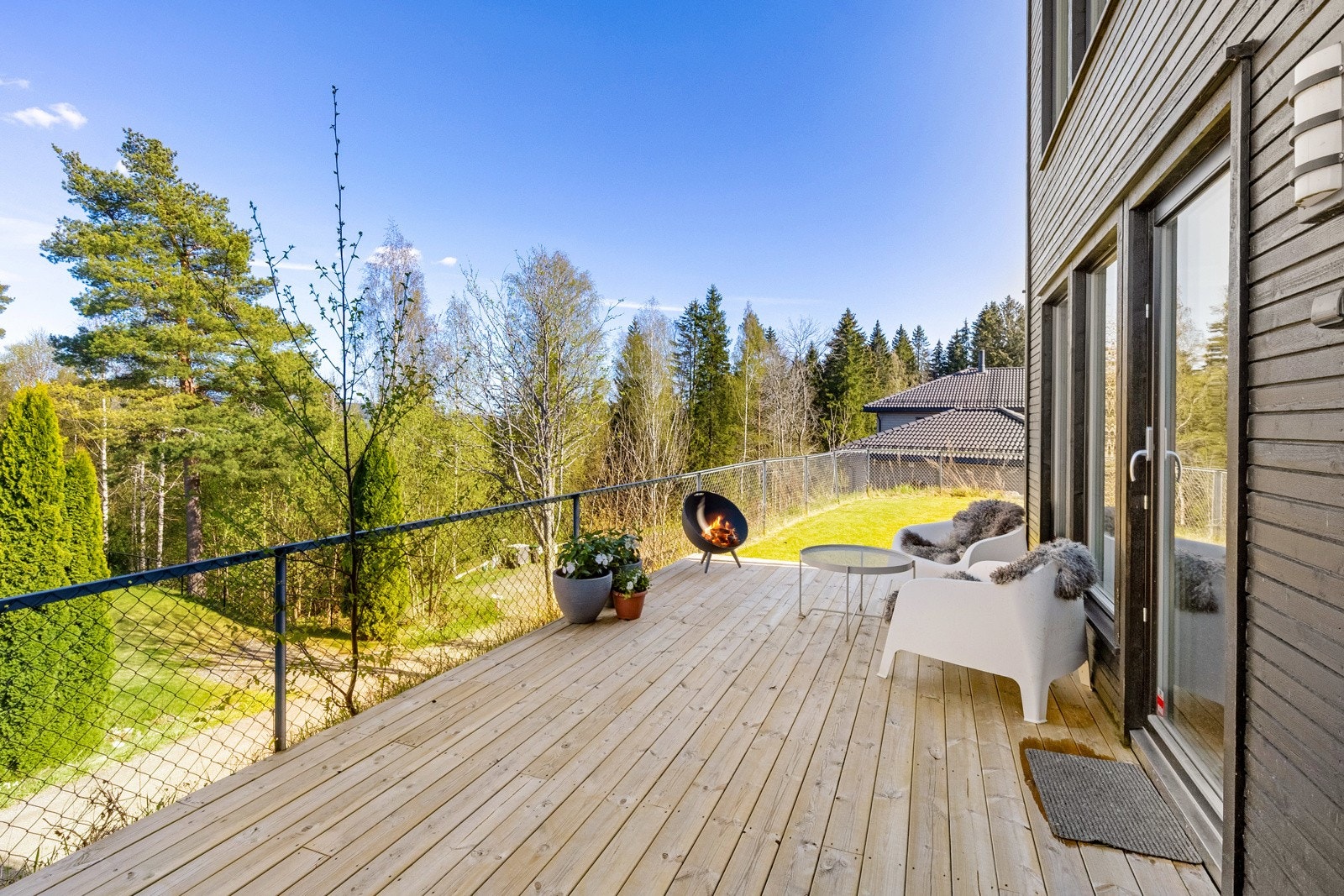 Fra markterrassen er det videre adkomst til den brukervennlige hagen. Galleribilde