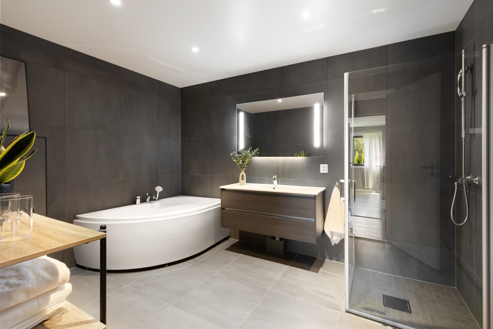 Det store familiebadet i første etasje har dobbelservant, dusjhjørne og hjørnebadekar. Galleribilde