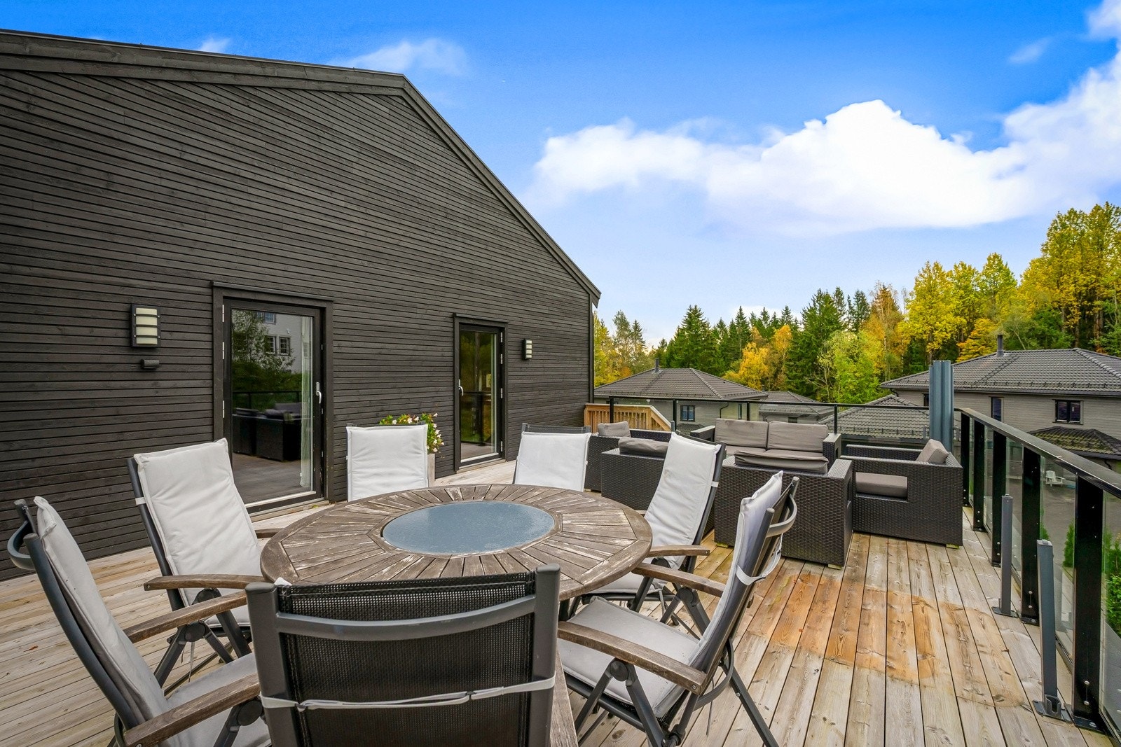 Stor takterrasse på ca. 43 m² med sol til sen kveld. Galleribilde