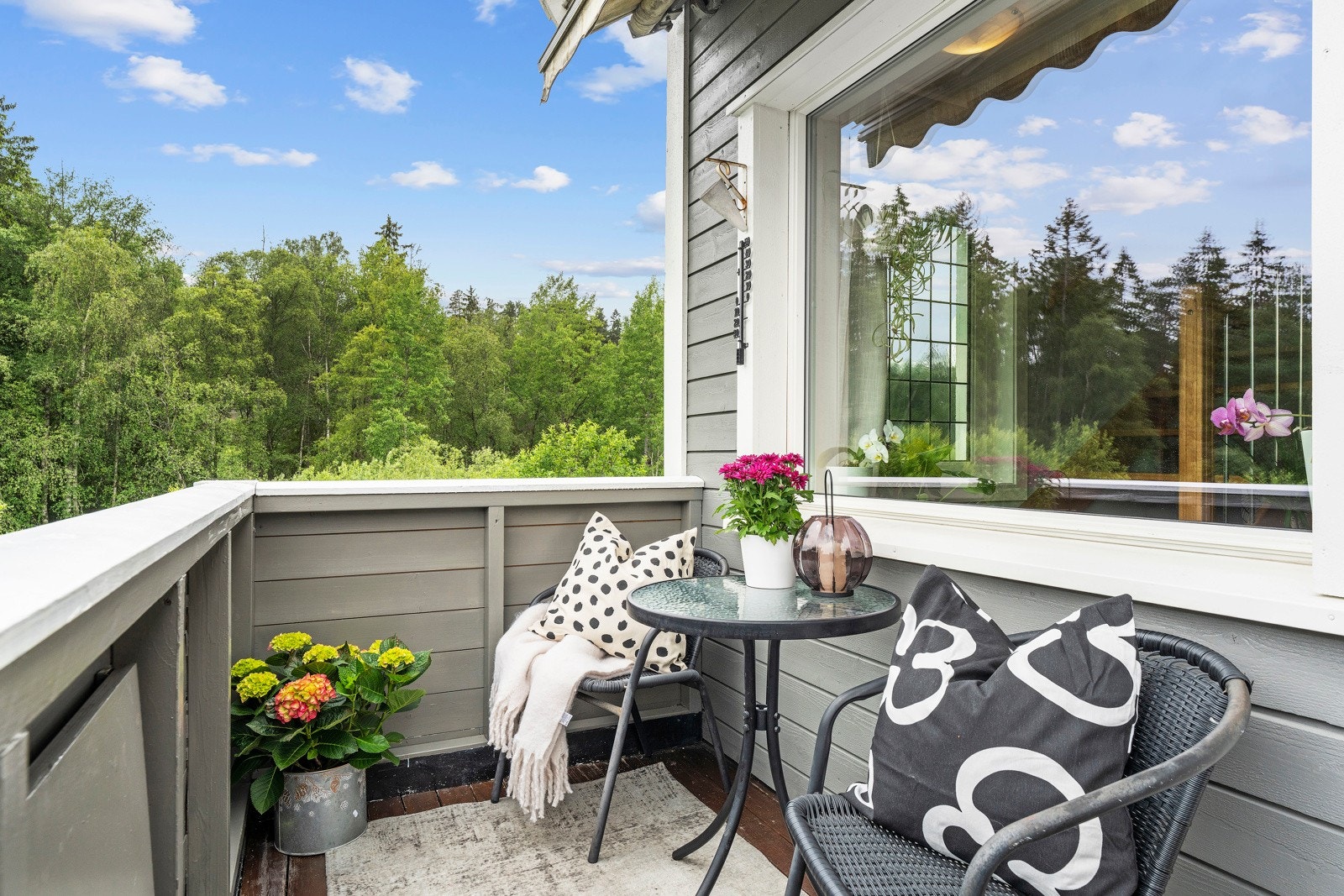 Fra stuen har du direkte utgang til en solrik sydvendt balkong på ca. 5 kvm, med fin utsikt mot grøntarealer Galleribilde