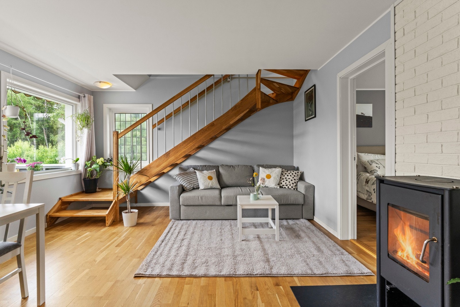 Den gjennomtenkte planløsningen gir deg flere muligheter for møblering, med god plass til både sofagruppe og spisebord Galleribilde