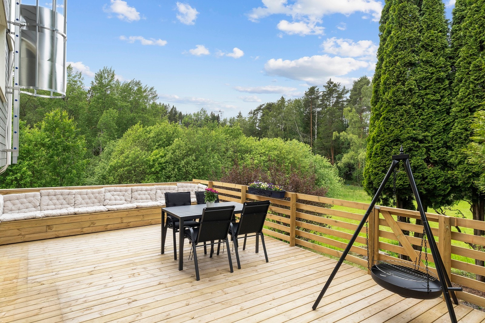 Terrassen er på hele 30 kvm og er opparbeidet med platting som gir god plass til både sittegruppe, grill og beplantning. Den er godt skjermet for innsyn og får mye sol ? et ideelt sted for hyggelige stunder med familie og venner i vår- og sommerhalvåret Galleribilde