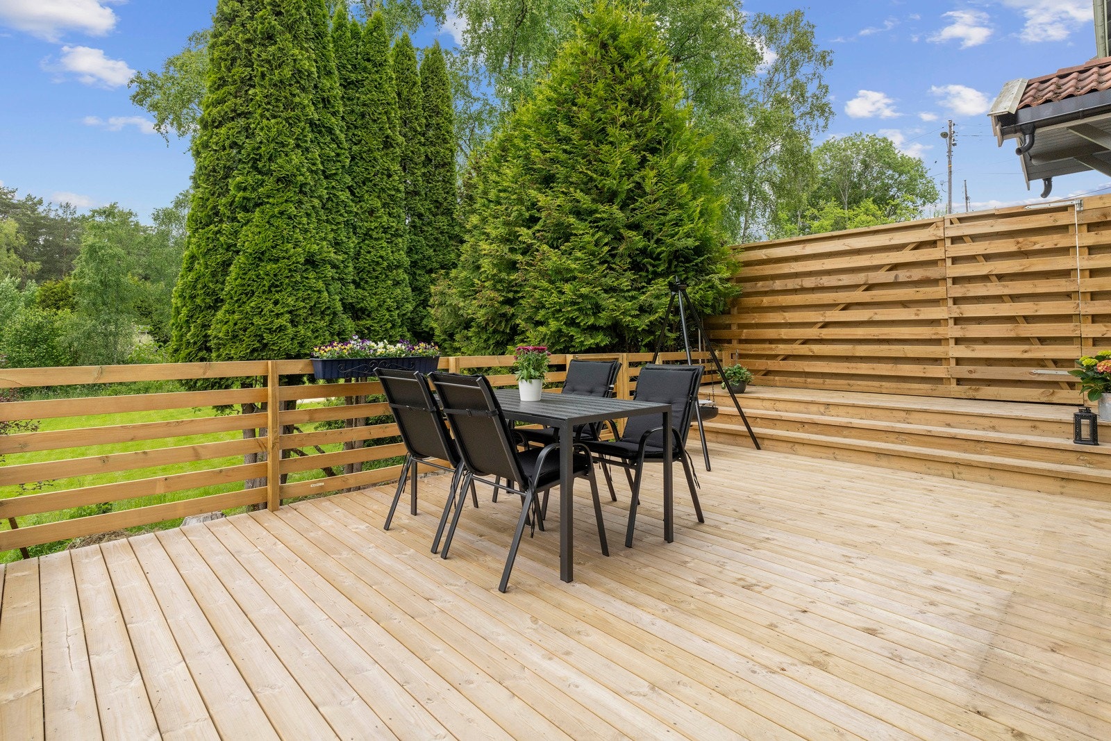 På husets vest- og nordside finner du en privat uteplass bestående av en romslig terrasse og en tilhørende hageflekk Galleribilde