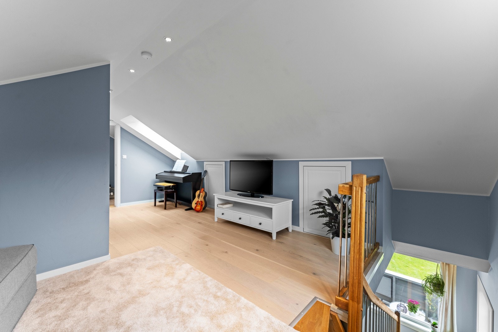 I loftetasjen finner du en stor og allsidig loftstue med et gulvareal på hele 30 kvm Galleribilde