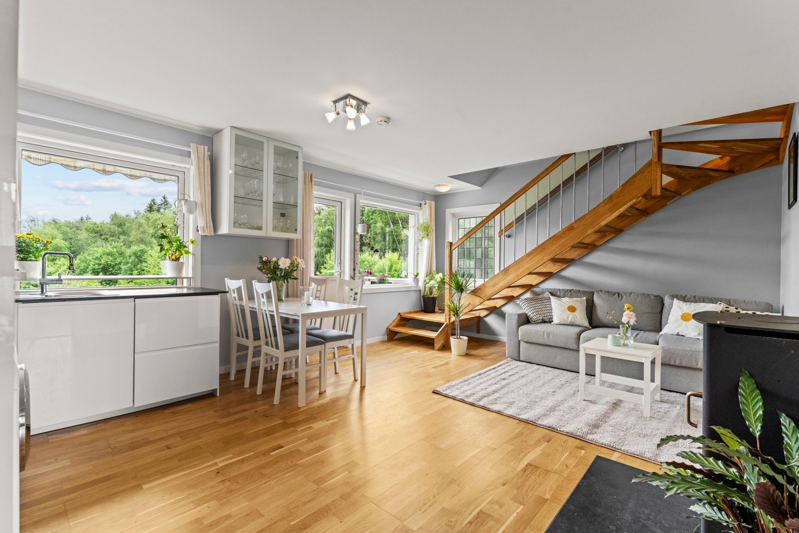 Stuen og kjøkkenet ligger i en åpen løsning og byr på en behagelig romfølelse med rikelig lysinnslipp fra store vindusflater Galleribilde