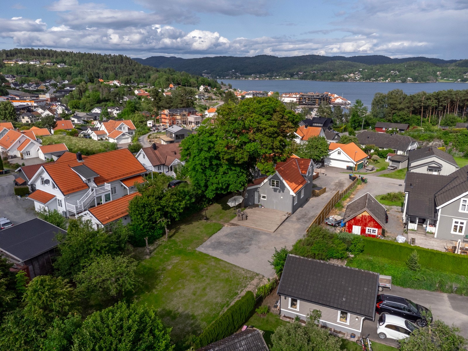 Boligen ligger i et ettertraktet nabolag bestående hovedsakelig av eneboliger, med nærhet til nyere bebyggelse på Nedre Brønnløkka. Her får du trygghet, trivsel og et godt nærmiljø for hele familien Galleribilde