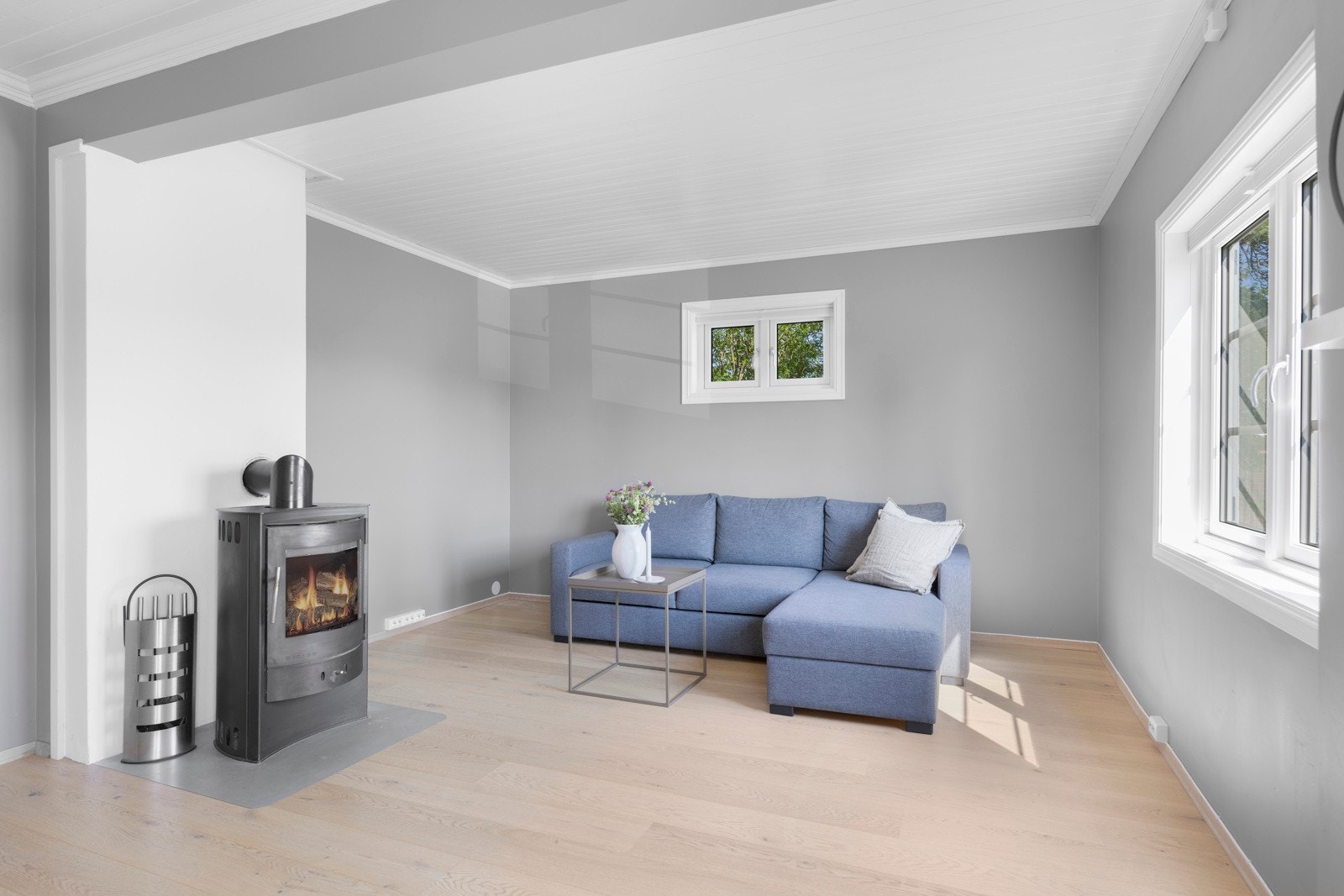 I stuen er det etablert luft til luft varmepumpe, samt vedovn. Galleribilde