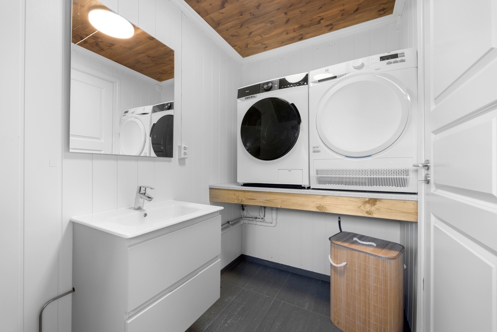 Rett på innsiden av hallen har du et meget praktisk vaskerom/wc Galleribilde