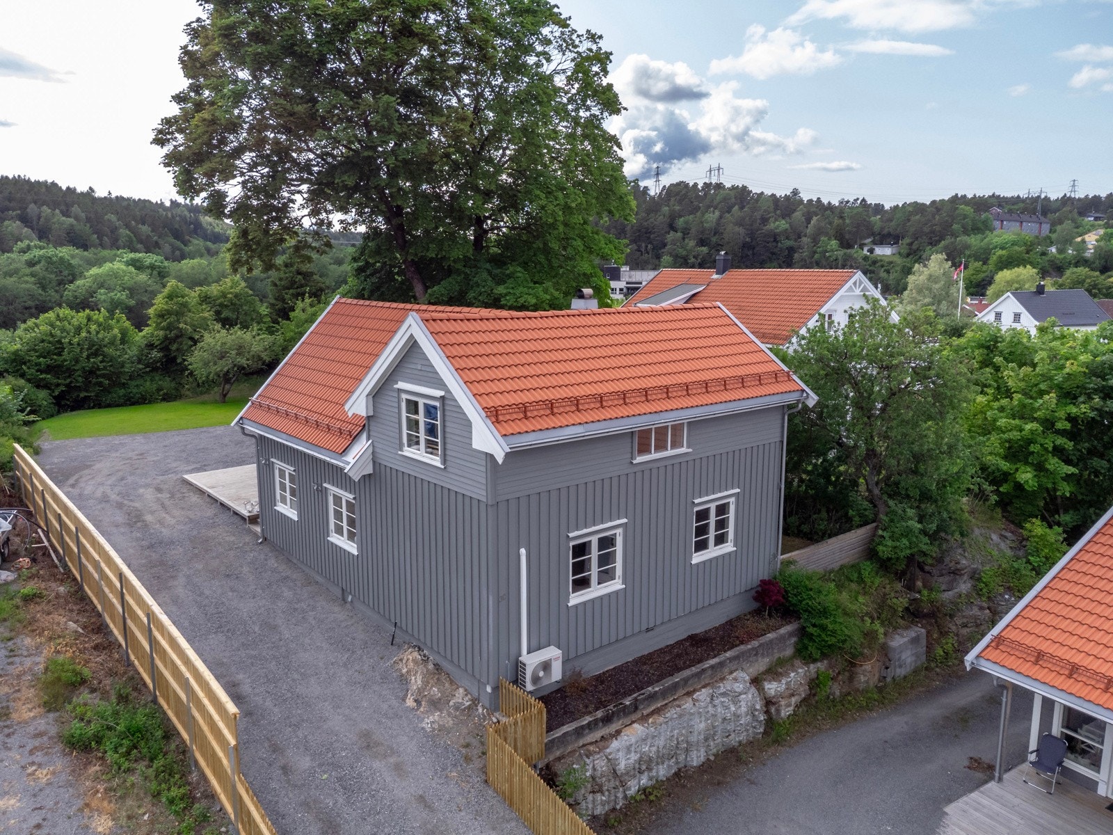 Boligen er nylig renovert av profesjonelle håndverkere, og fremstår med en gjennomgående god standard på innvendige overflater og utstyr. Galleribilde