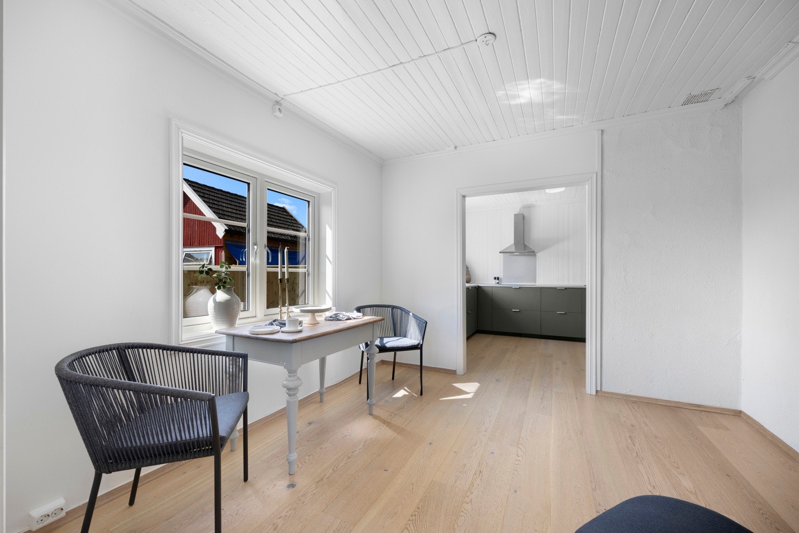 I tilknytning til kjøkkenet så har du en romslig spisestue. Galleribilde