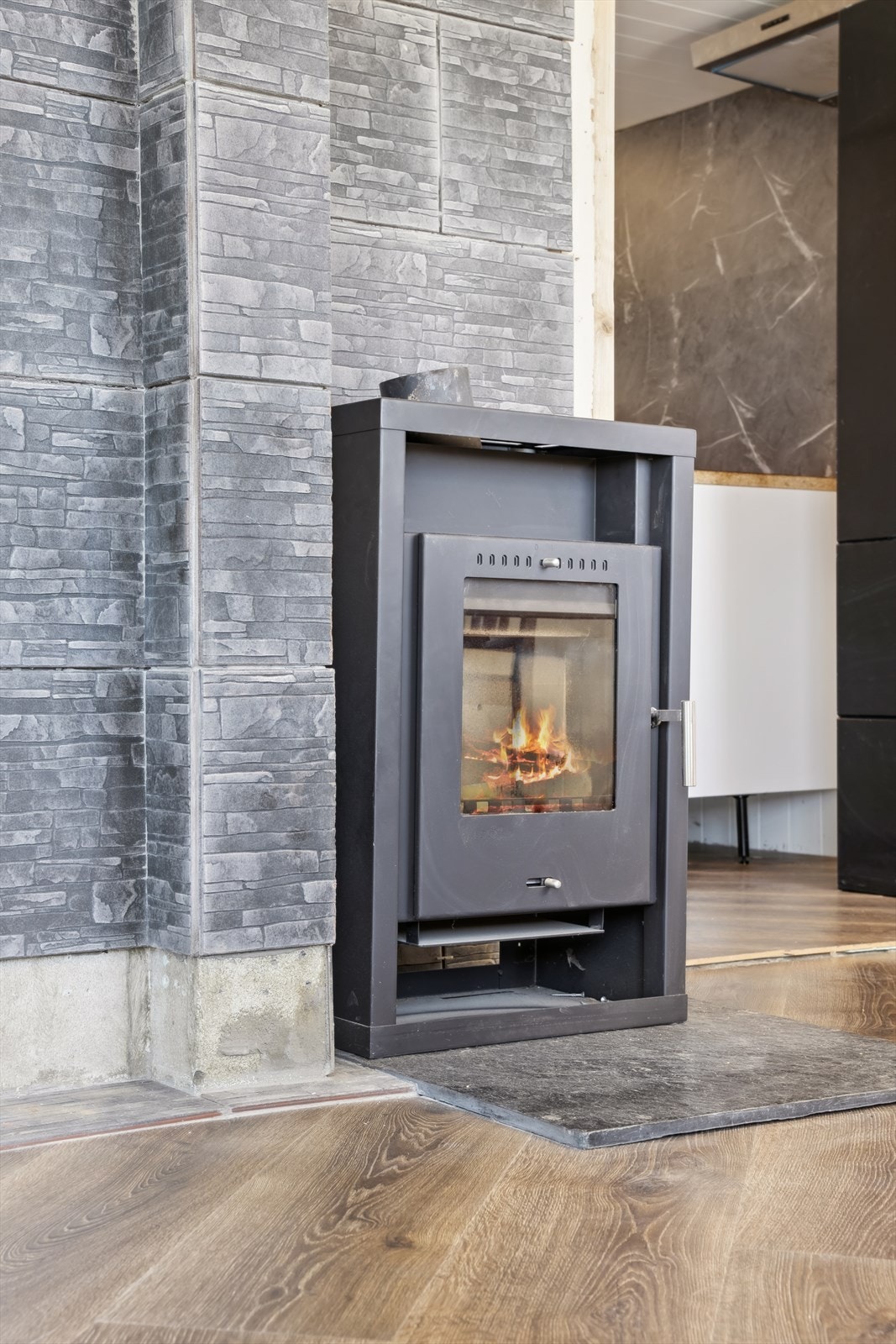 VI gjør oppmerksom på at bildet er redigert. Vedovnen er ikke tilkoblet. Galleribilde