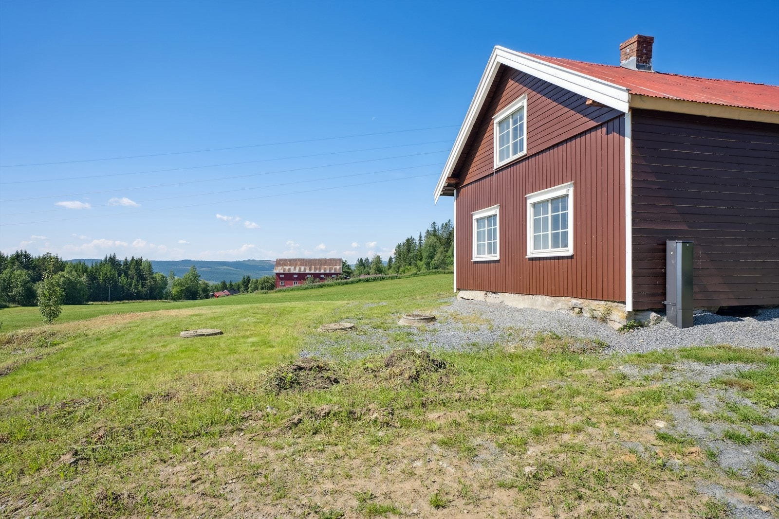 Eiendommen har privat vann og avløp. Det vil bli pålegg om å utbedre anlegget til å tilfredsstille dagens rensekrav eller tilknytte seg kommunalt v/a dersom dette er nærliggende. Galleribilde