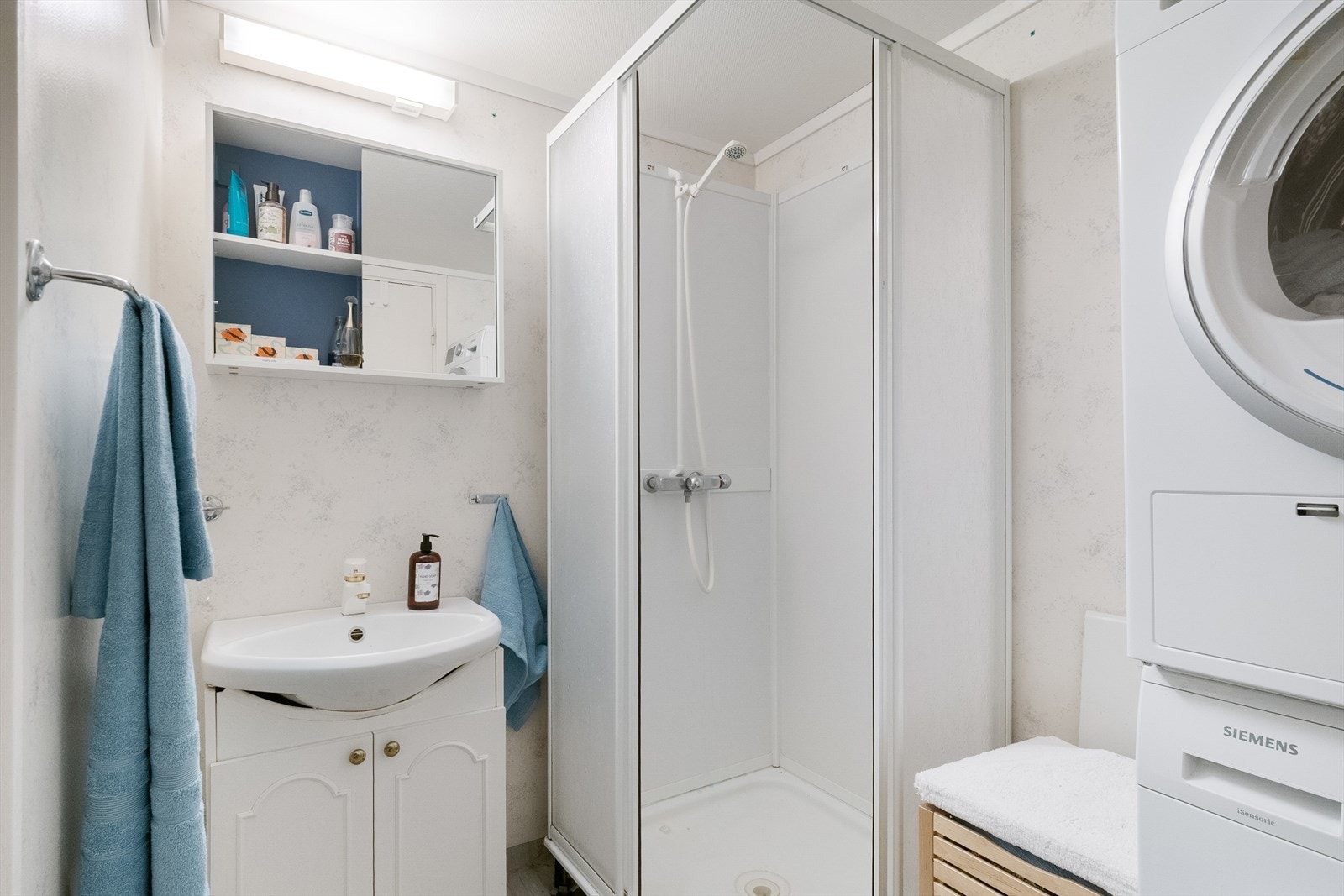 Bad kombinert med vaskerom Galleribilde