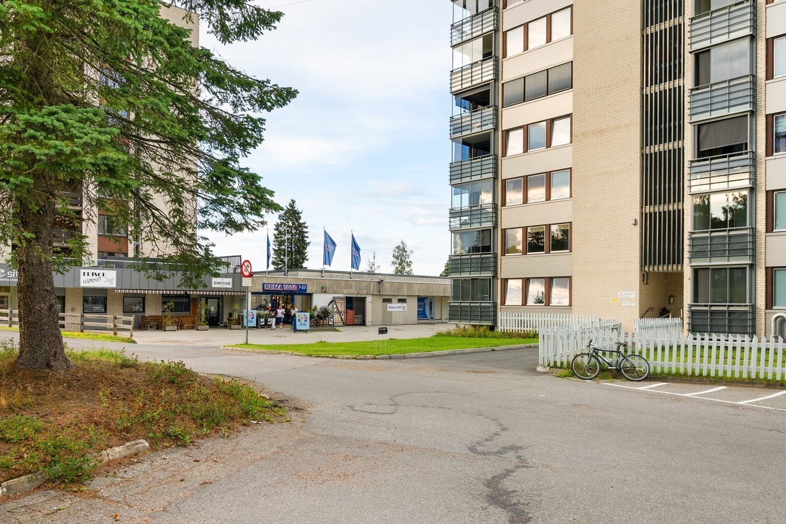 Nærbutikken Rema 1000, frisør og Schnitzelhus ligger like inntil eiendommen Galleribilde