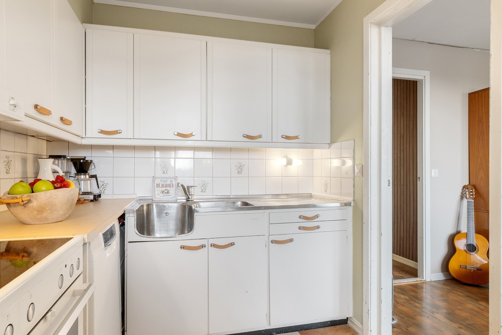 Ny 120 liters varmtvannsbereder fra 2023 er montert i kjøkkenbenken Galleribilde