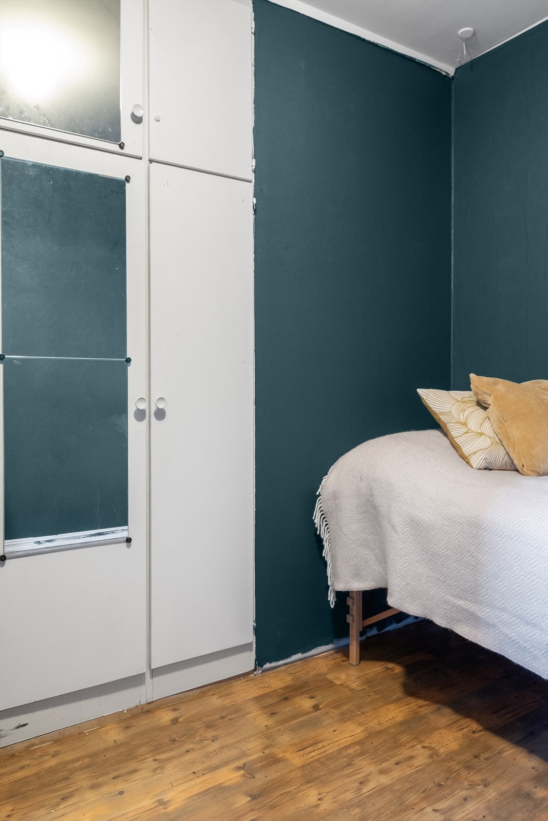 Nisje for garderobeskap, fra gulv til tak - Noe manglende listverk Galleribilde