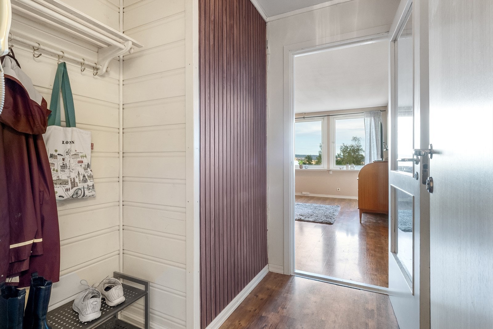 Entré med glassdør inn til stue Galleribilde