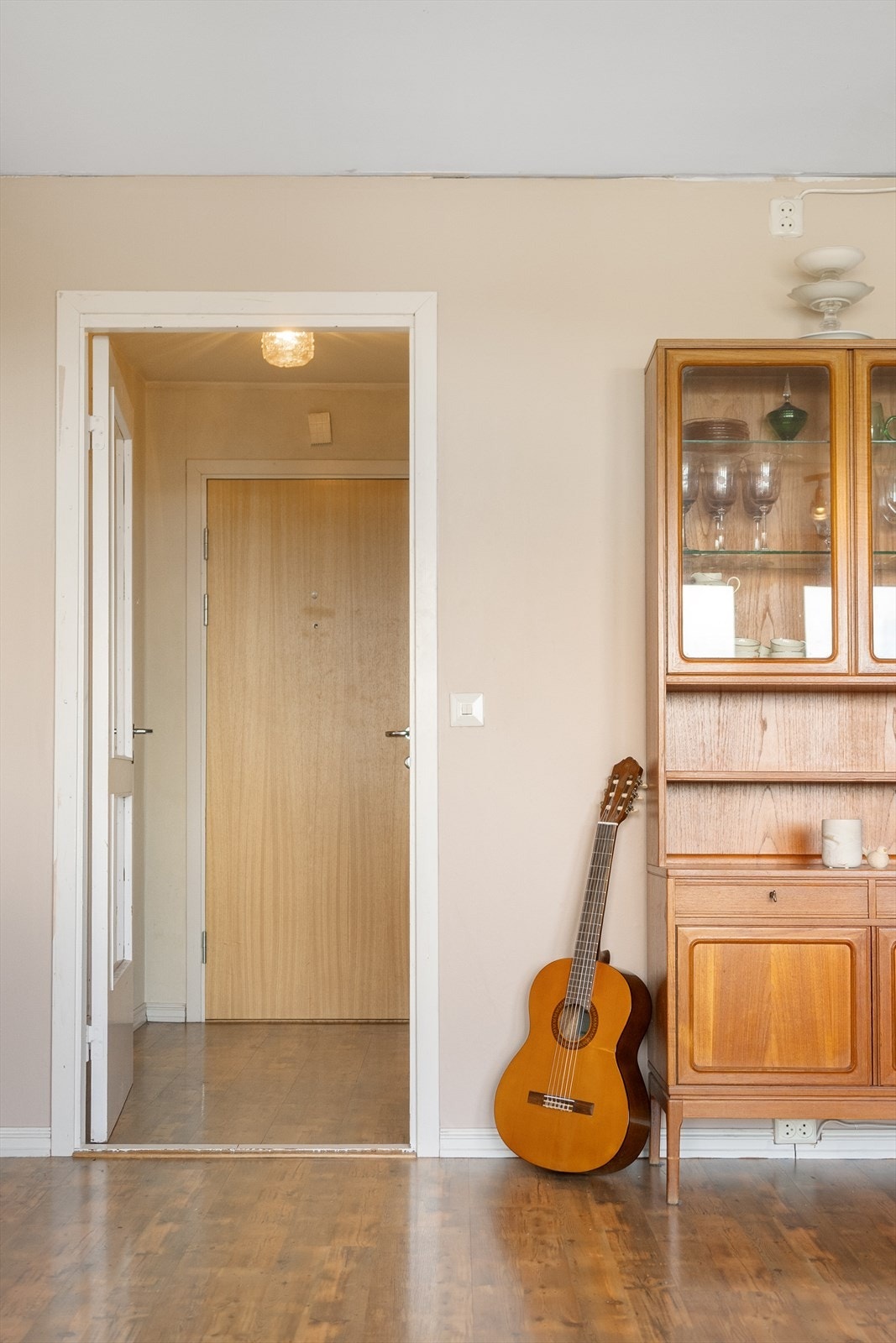 Dørtelefon og kikhull gjør det betryggende ved besøk Galleribilde