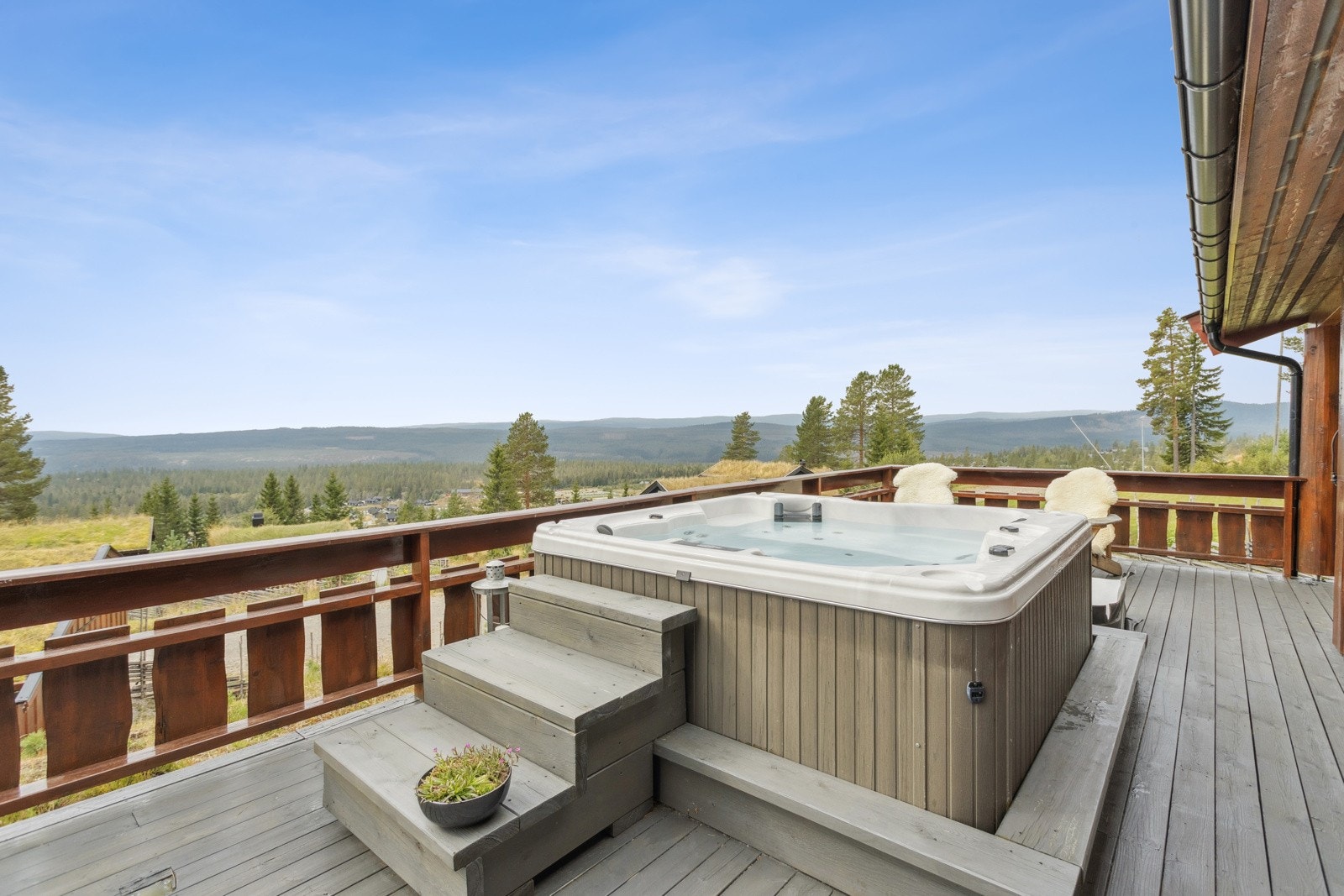 Her har du blant annet jacuzzi med vidstrakt nydelig utsikt! Galleribilde